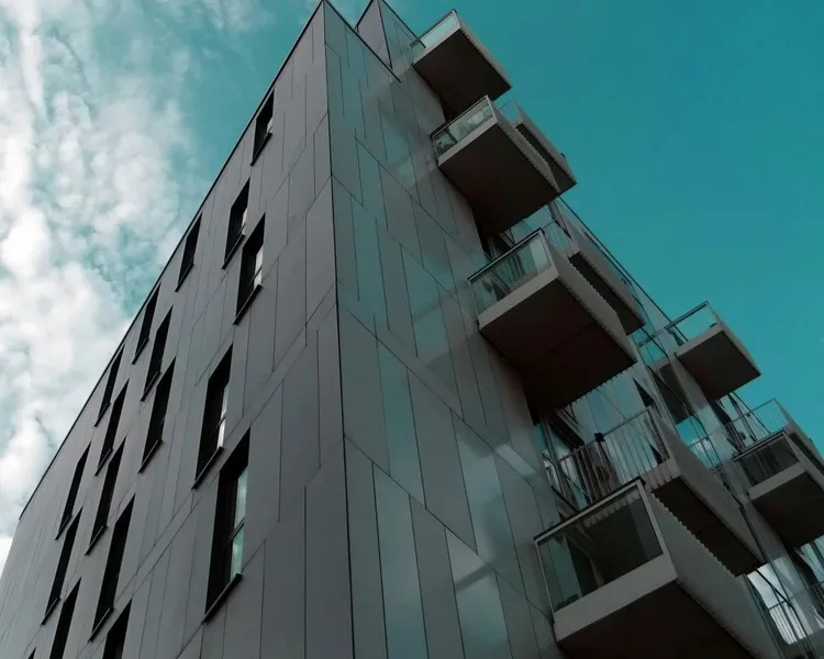 Flerbostadshus med balkonger sett underifrån