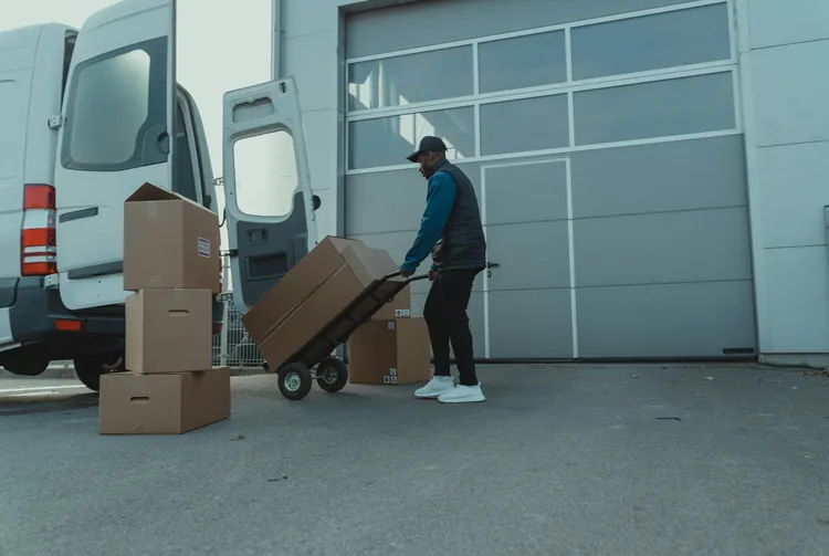 Person med kartonger på en pirra vid en skåpbil, illustration av transport.